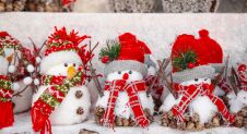 Kersttoetje voor kids: sneeuwpop van ijsbollen