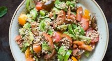 Salade met farro, tomaat en chili dressing
