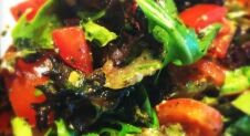 Salade met tomaat en basilicum-munt pesto
