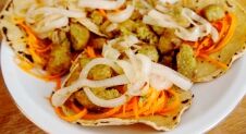 Groen zonder Poen: falafel met wortel-sinaasappel salade en uienringen