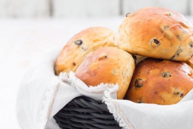 Krentenbollen uit het boek ‘Brood uit eigen oven’