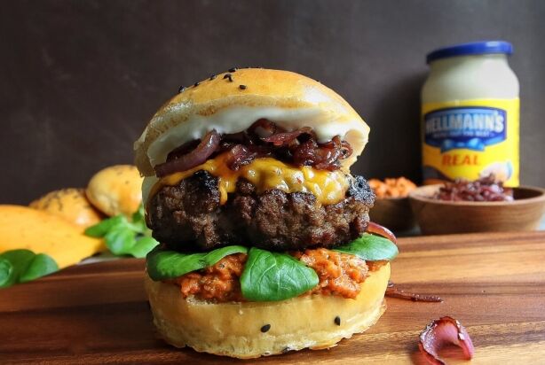 Cheeseburger with sundried tomato pesto and caramelized onions
