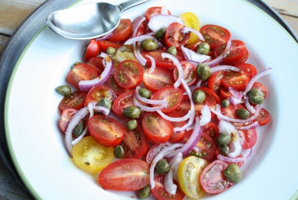 Tomatensalade met kappertjes en balsamico