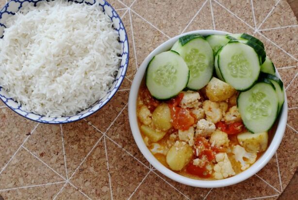 Curry met bloemkool, tofu en krieltjes