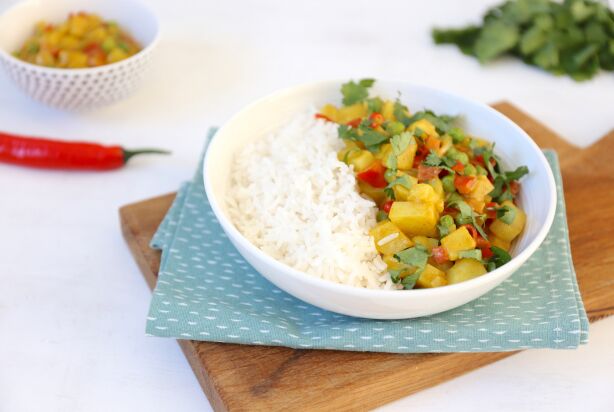 Groene curry met doperwten en aardappel