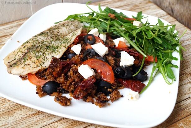Snelle quinoa maaltijd met olijf, tomaat, feta en tilapia filet