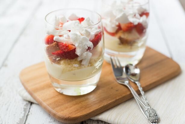 Trifle met citroenroom, meringue en aardbeien
