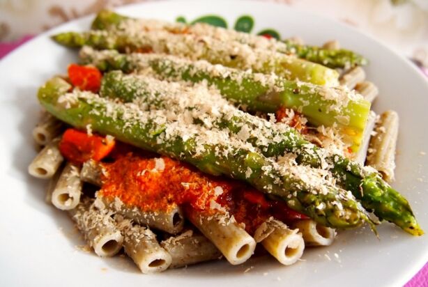 Groen in het seizoen: pasta met verse tomatensaus en asperges