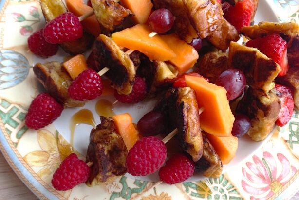 Ontbijt spiezen met fruit en wentelteefjes