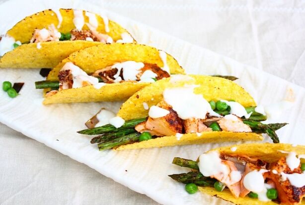 Taco’s met zalm, groene asperges en citroen-yoghurtsaus