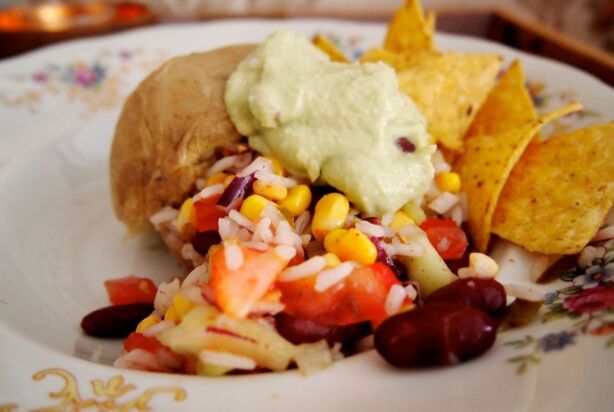 Recept: Mexicaans gevulde aardappel met avocadosaus