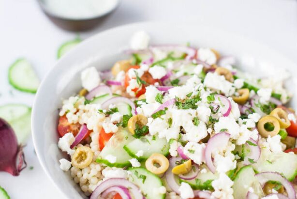 Griekse parelcouscous salade