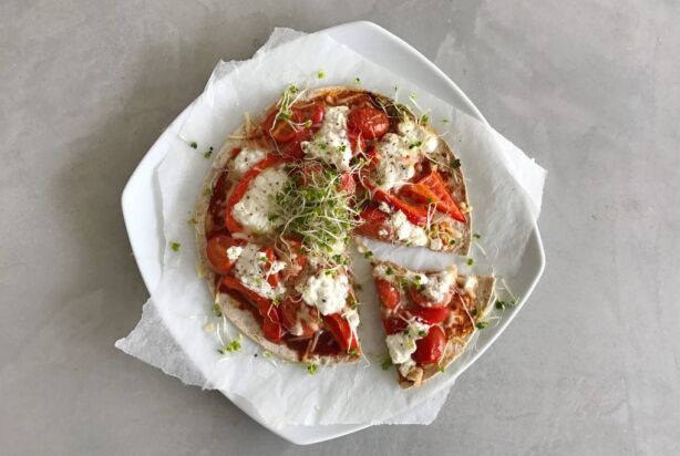 Snelle en gezonde pizza met tomaat, paprika en Hüttenkäse
