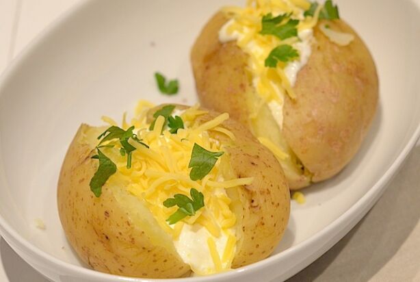Gepofte aardappel met zure room en kaas