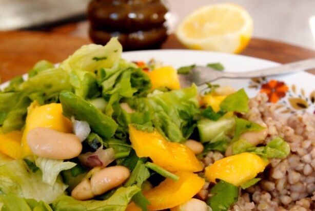 Recept: zomerse salade met mango, avocado en bonen