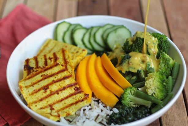 Indiase bowl met curry-tofu en mango