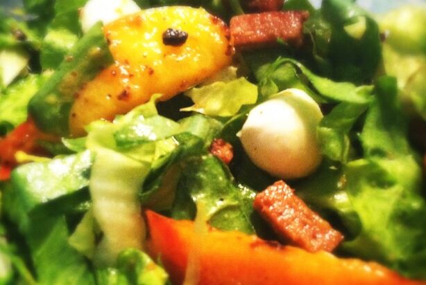 Salade met rauwe andijvie en gegrilde nectarines