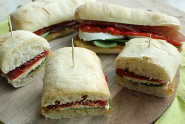 Recept voor picknick sandwich met geroosterde paprika - Foody.nl