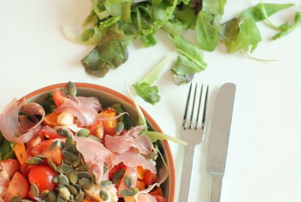 Salade met pompoen, rauwe ham en mozzarella