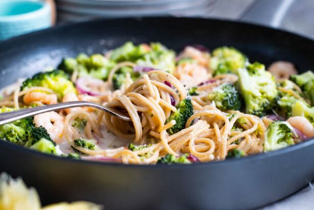 VIDEO: Citroenspaghetti met knoflookgarnalen en broccoli