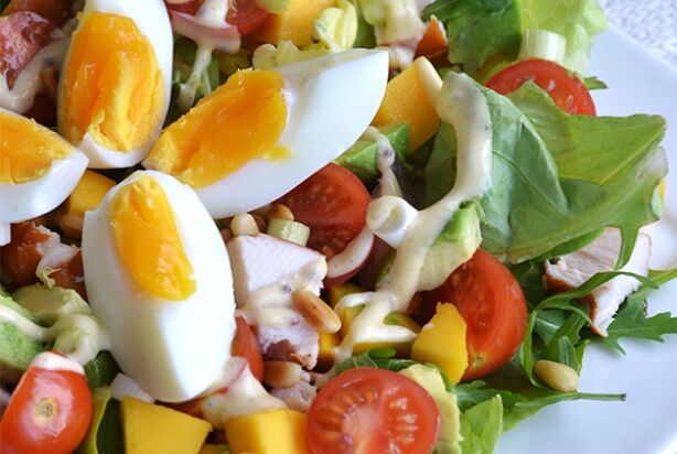 Super Healthy Sunday: Salade met gerookte kip, avocado en mango