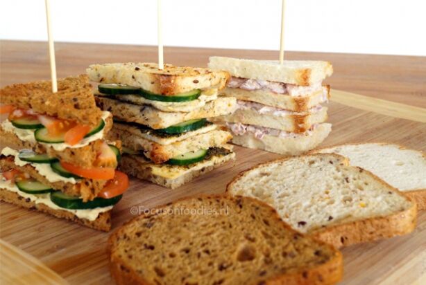 3x Glutenvrije Club Sandwich met omelet, hummus en tonijnsalade