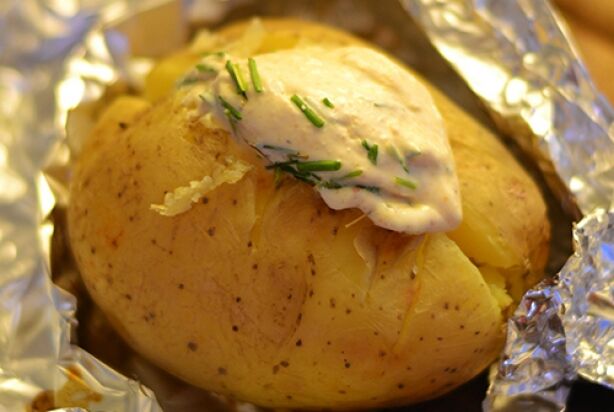 Gepofte aardappel met kruidencrème