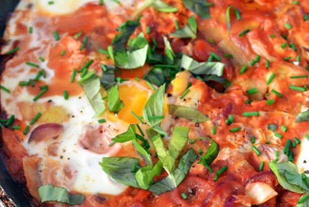 OMF’s Studentenkeuken: Eieren in tomatensaus met artisjok