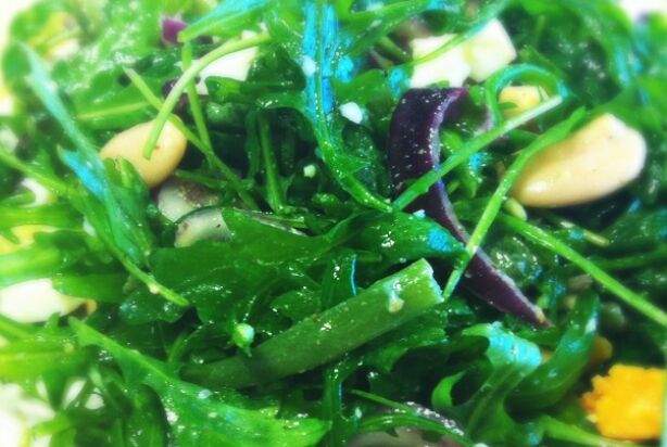 Rucola salade met limabonen en ei