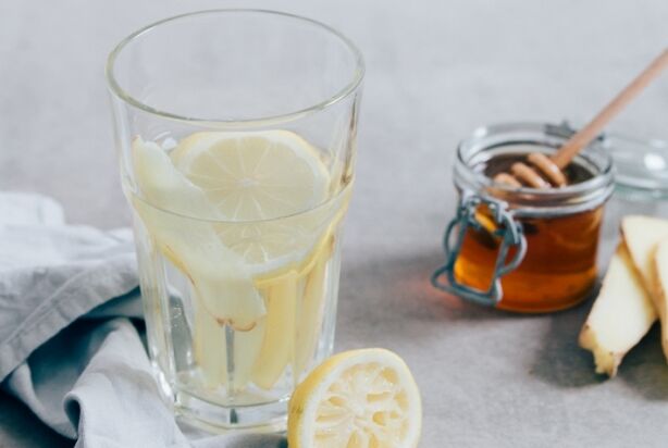 Verse gemberthee met citroen en honing