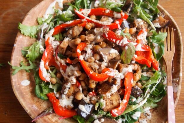 Recept: salade met kikkererwten, veggies, za’atar en tahinidressing
