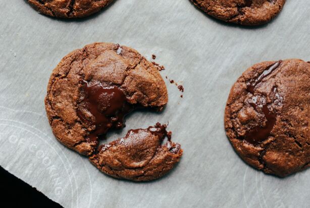 Chocolade cookies met vulling van hazelnoot