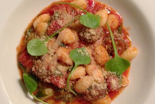 Gnocchi met postelein, tomaat en knoflook-salie gehaktballetjes