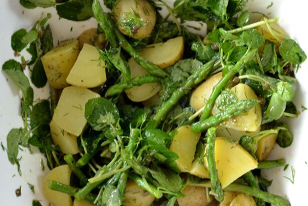 Aardappelsalade met groene asperges