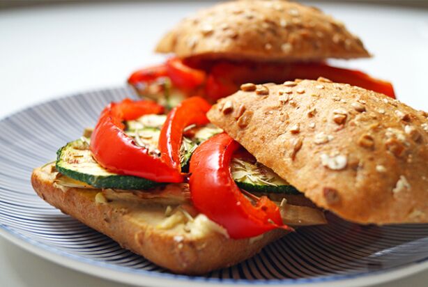 Broodje met gegrilde groenten en hummus