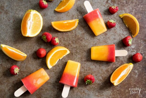 Sunrise-ijsjes met aardbei en sinaasappel