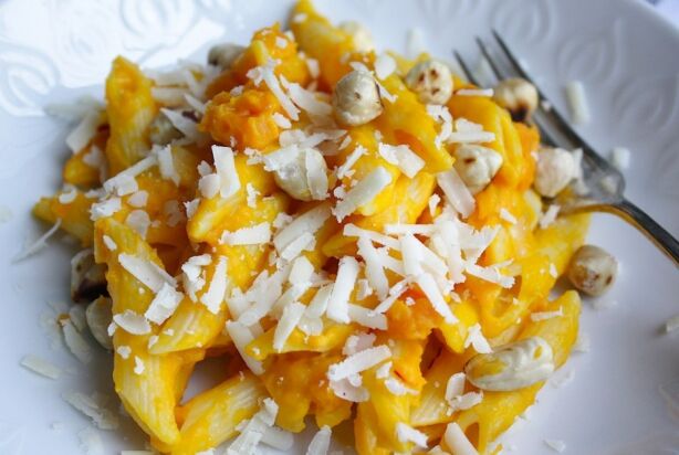 Romige en lactosevrije pasta met pompoen, saffraan en hazelnoten