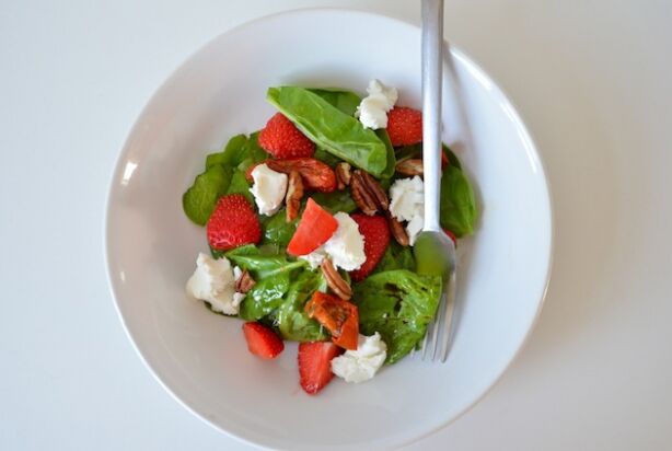 Spinazie salade met aardbeien en geitenkaas
