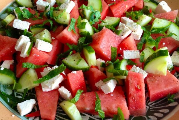 Zomerse salade met watermeloen, feta en munt