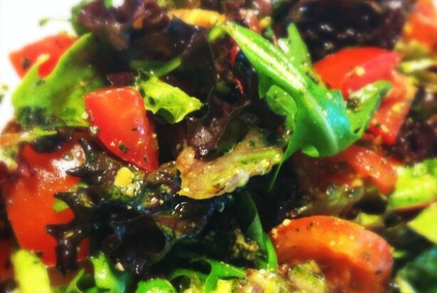 Salade met tomaat en basilicum-munt pesto