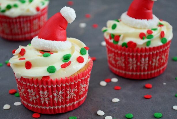 Cupcakes met kerstmuts topper